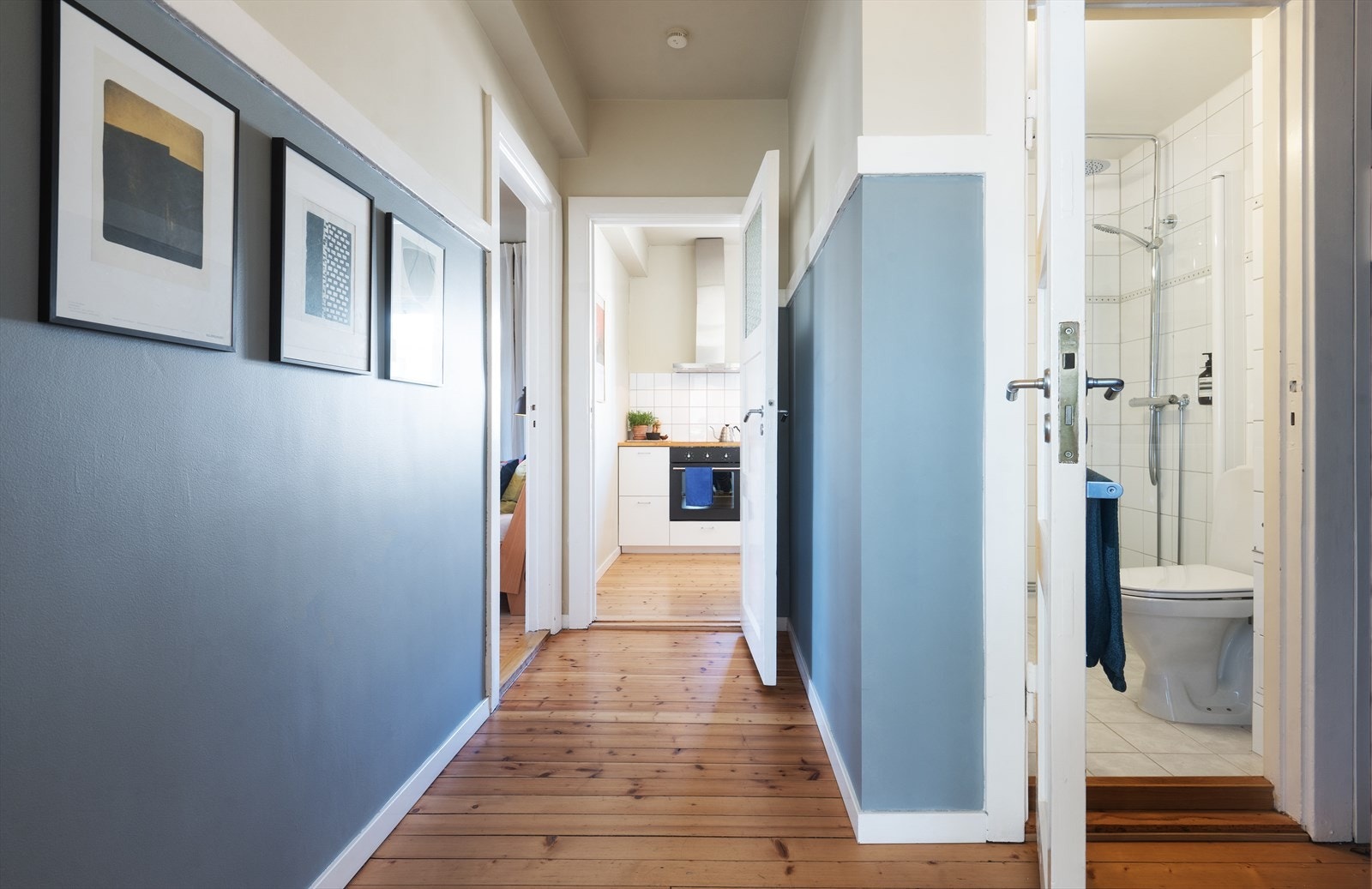 Fra entréen har man direkte adkomst til alle rommene i boligen. Galleribilde