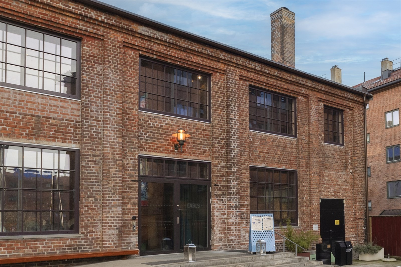 Carls ligger også i gangavstand fra boligen og byr på kafé & bar, restaurant, uteservering, vinbar. Galleribilde