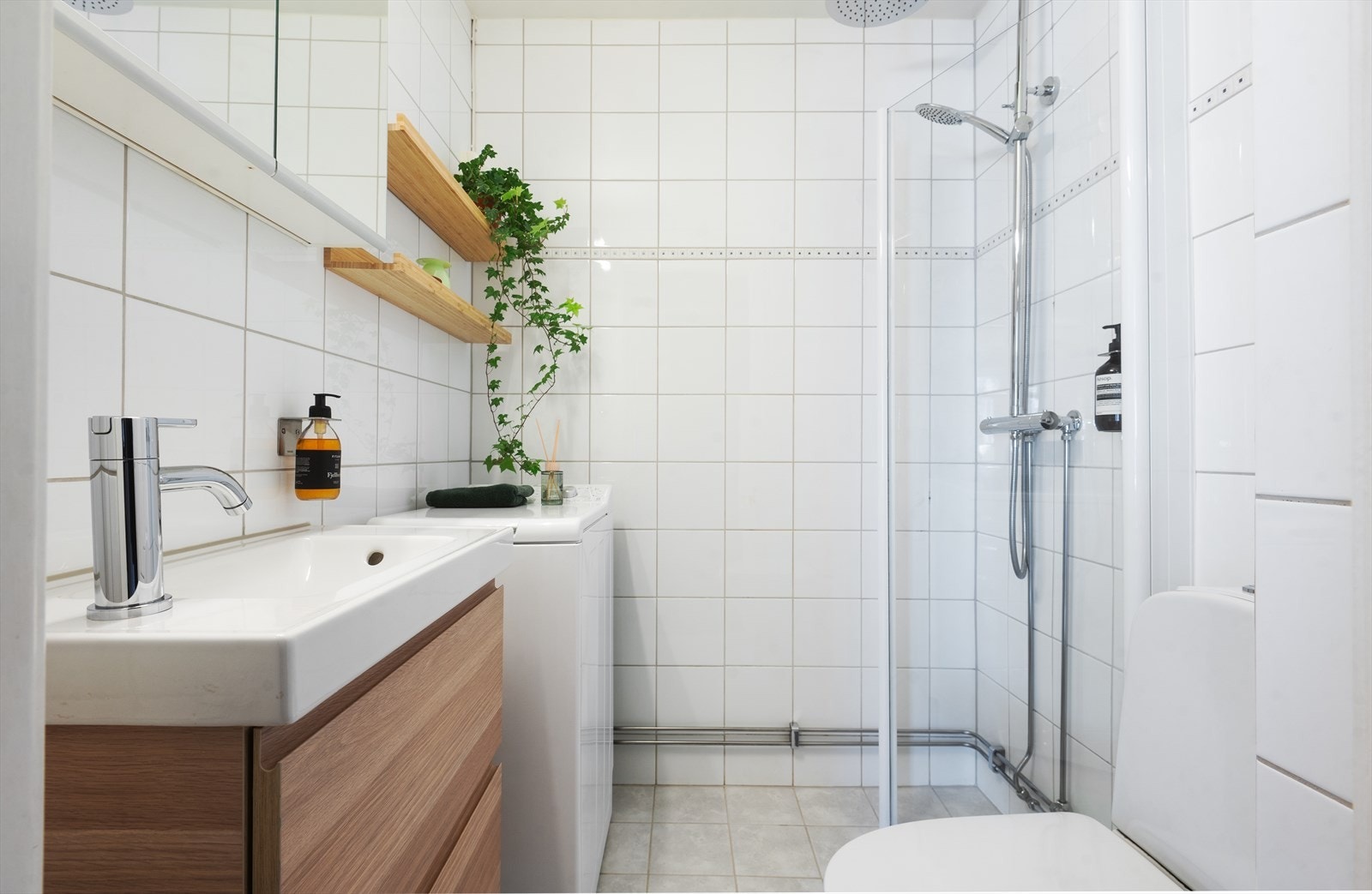 Lyst og pent flislagt bad pusset opp regi av borettslaget 06/07. Galleribilde