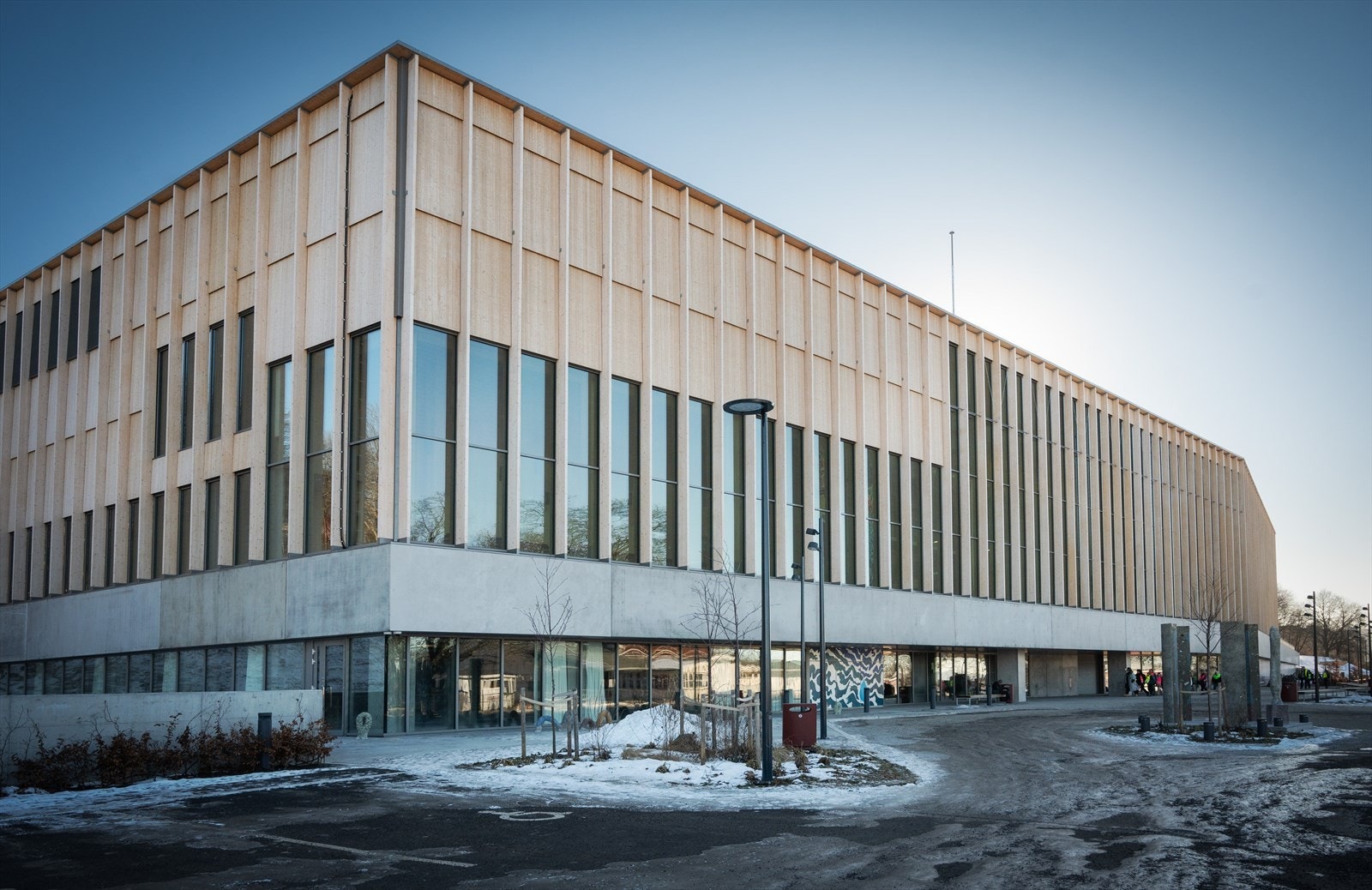 Nye Tøyenbadet er Oslos største badeanlegg med fire bassenger inne og tre ute. Det er også en stor kafé som er tilgjengelig både på den tørre siden og inne i bassengdelen. Galleribilde
