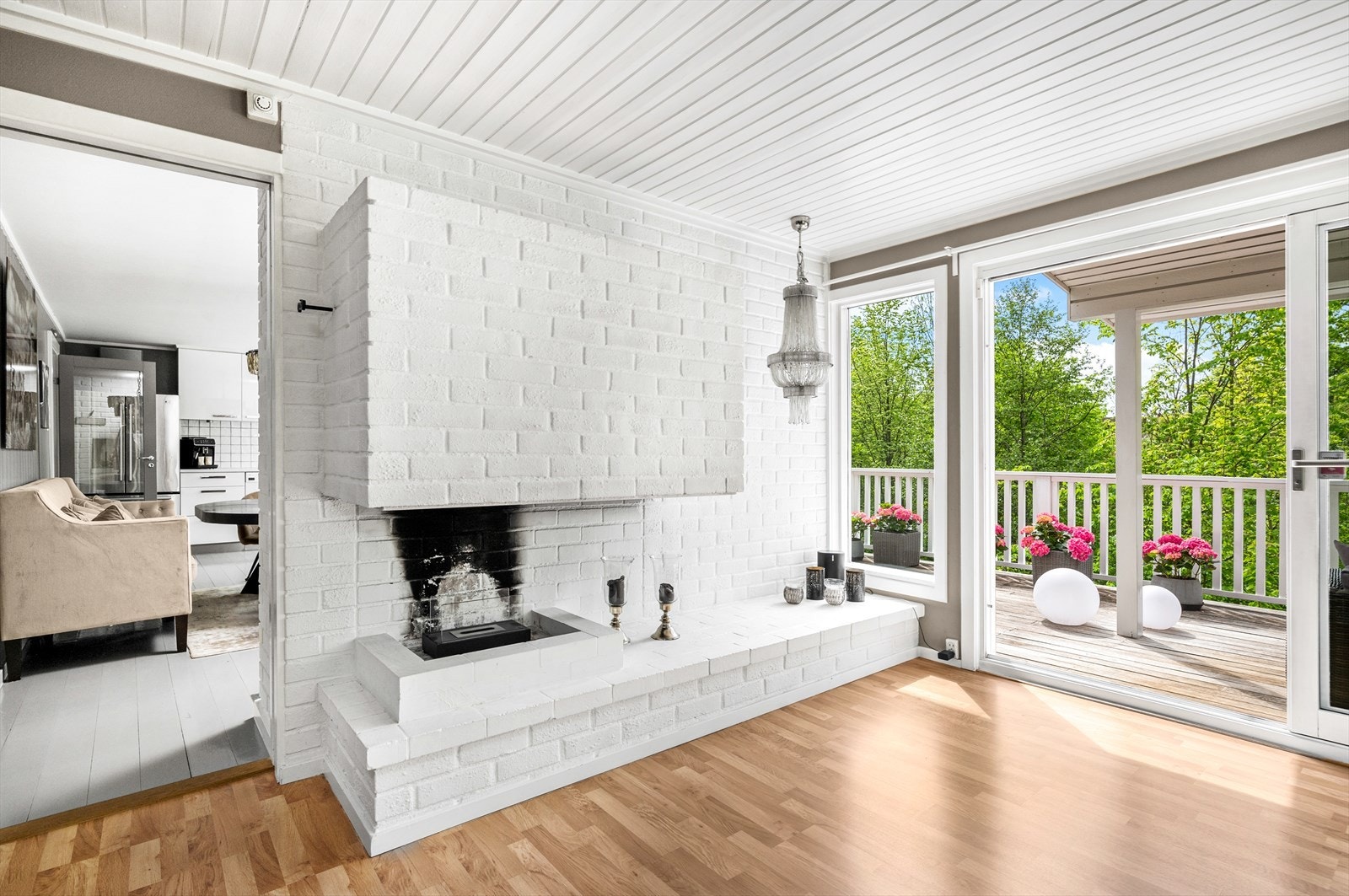 Boligen går over tre plan - Her øverste plan med stor hjørnestue og kjøkken, begge har utgang til en sydvestvendt og dels overbygd veranda. Videre entré, gang og WC. Galleribilde