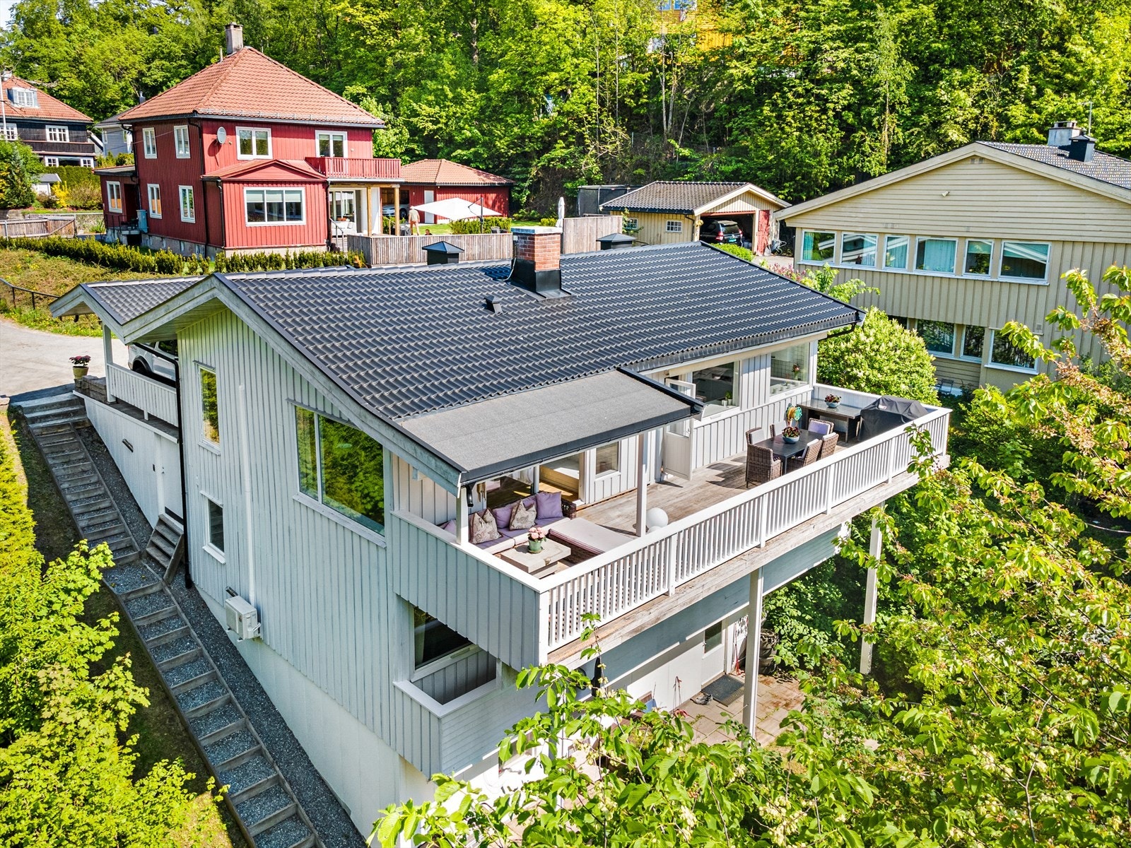 Boligen ligger barnevennlig til innerst i blindvei og grenser til vakre grøntområder som omkranser eiendommen. Eiendommen skråner ned til en bekk. Galleribilde