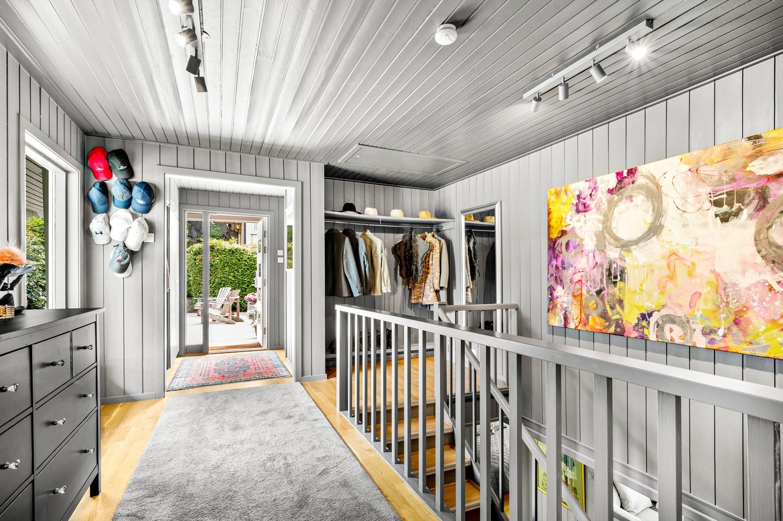 Flere gode plasser for oppbevaring, både i entré og i trappegang. Galleribilde