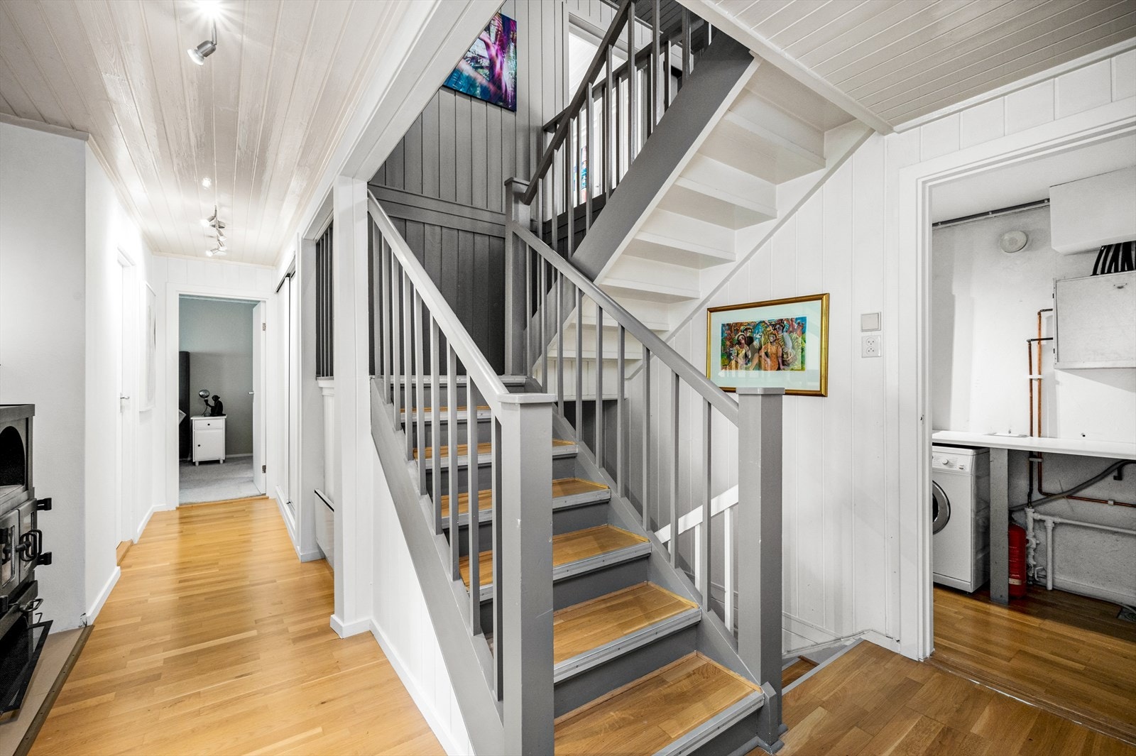 Videre til kjeller/hybel - Inneholder entré, gang, trappegang, 2 innredet rom, stue, bad og kjøkken. 2 stykk innredet rom er opprinnelig bod og ikke bruksendret til rom for varig opphold. Galleribilde