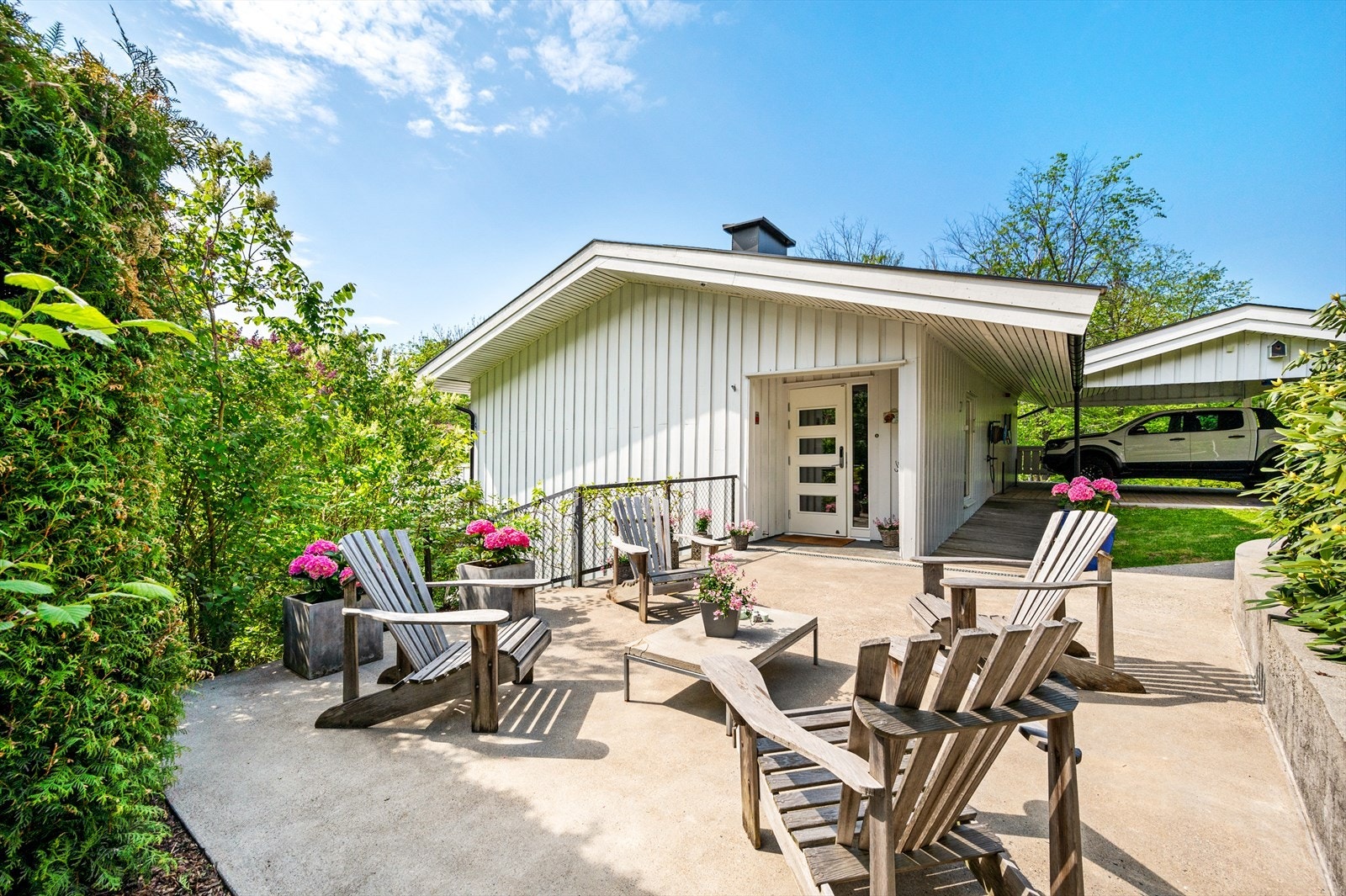 Nye terrassedører på soverom og i kjøkken og ny inngangsdør i 2016. Galleribilde