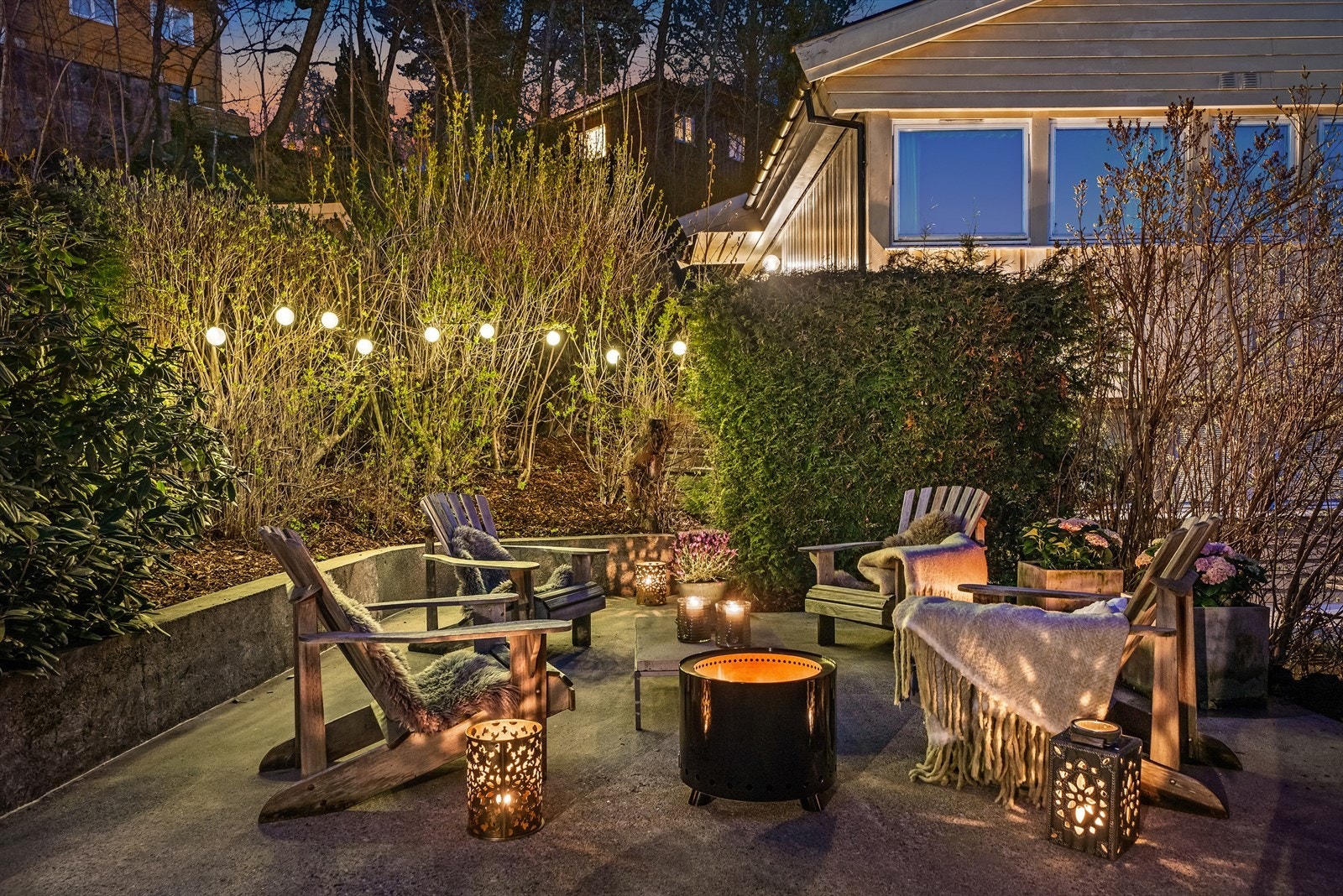 Flere gode og lettstelte uteplasser - Her sydvendt uteplass med god plass til sittgruppe. Galleribilde