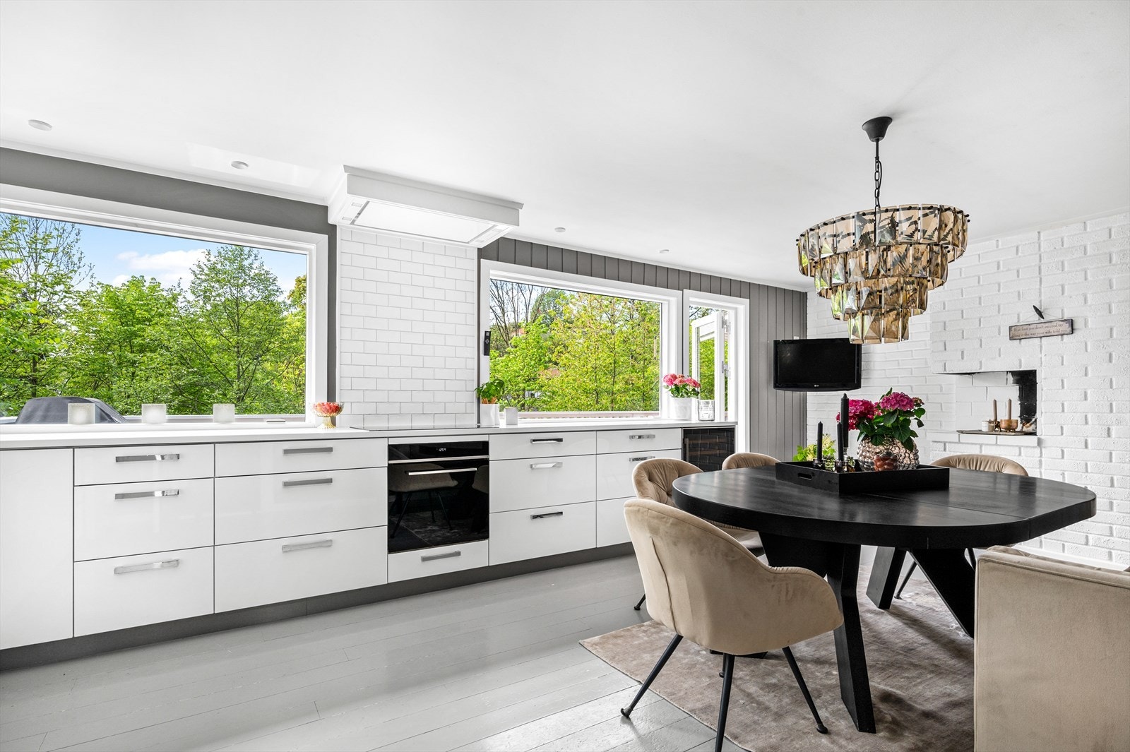 Integrert platetopp, stekeovn, vinskap og oppvaskmaskin. Frittstående side-by-side kjøl/frys. Galleribilde