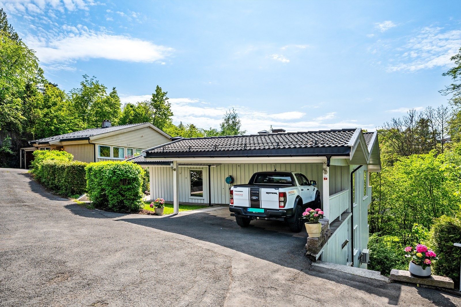 Det er carport med elbillader, til sammen tre biloppstillingsplasser. Galleribilde
