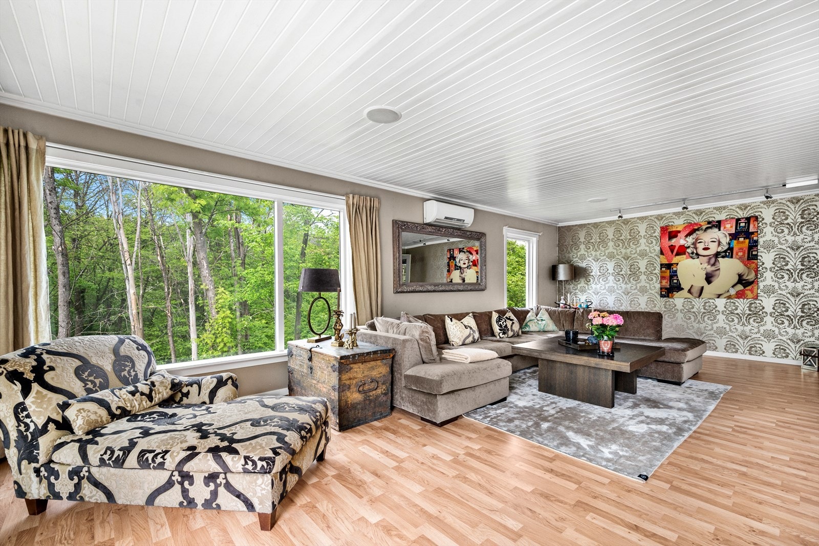 Stuen er romslig med god plass til flere soner. Ildsted og varmepumpe(ny 2015). Galleribilde