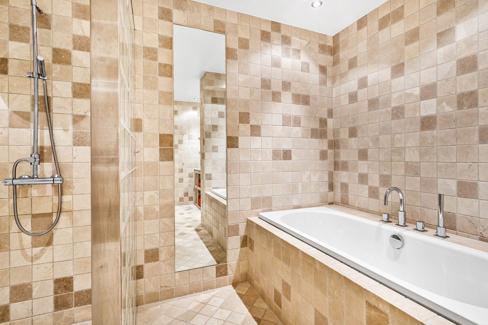 Varmekabler i gulv samt elektrisk håndklestativ/håndkletørker. Galleribilde