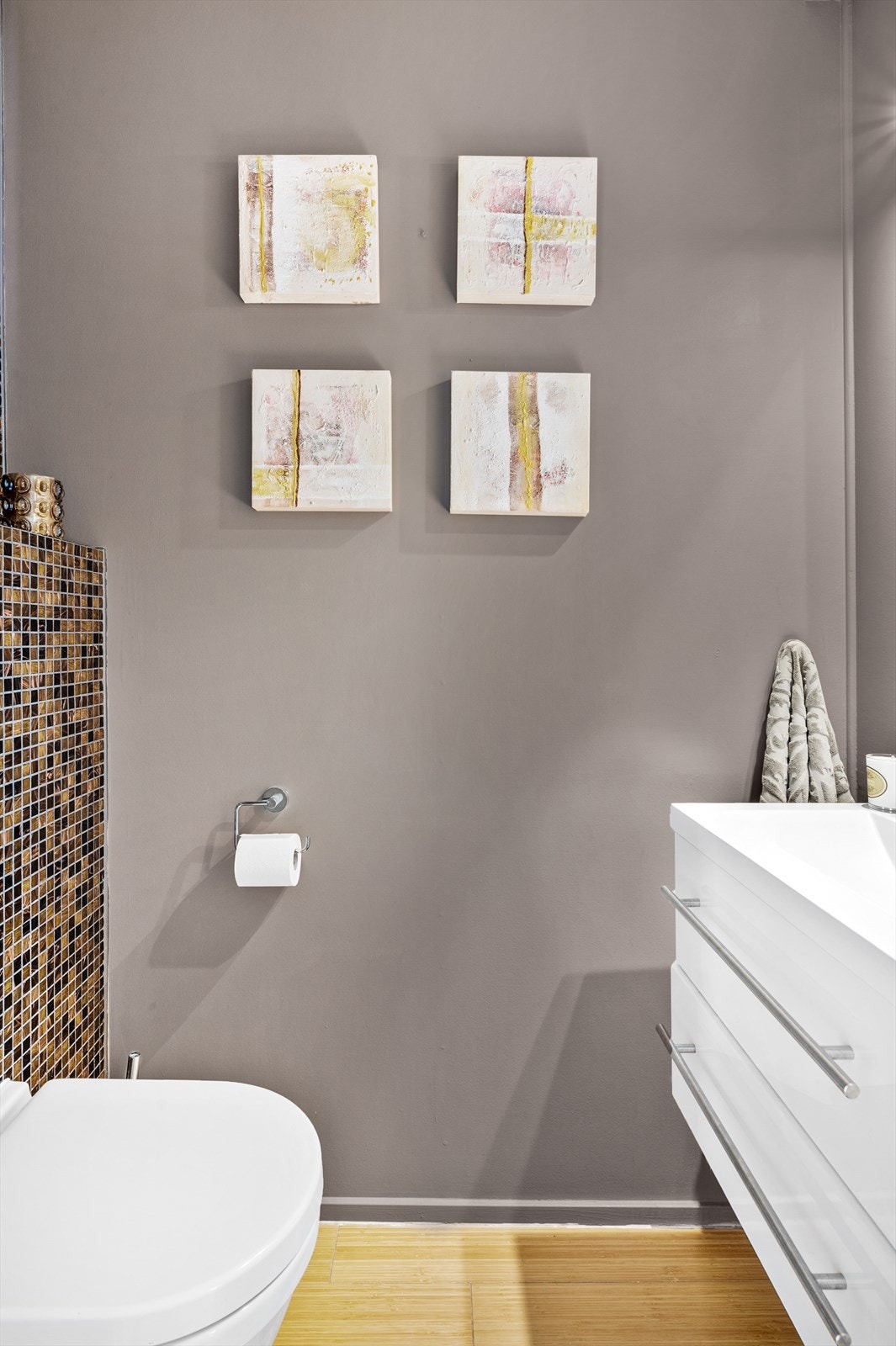 Gjestetoalett hovedetasje. Galleribilde