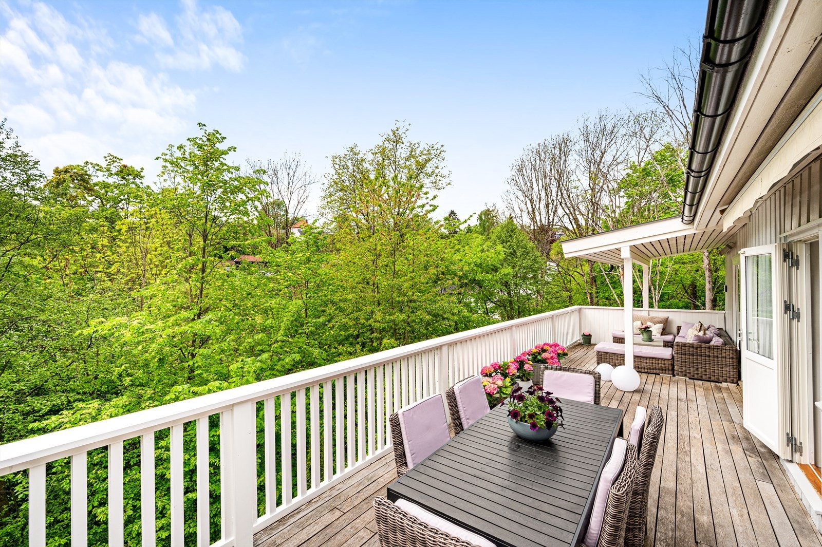 Frodig og grønt rett inn. Meget lettstelt hage/tomt. Galleribilde