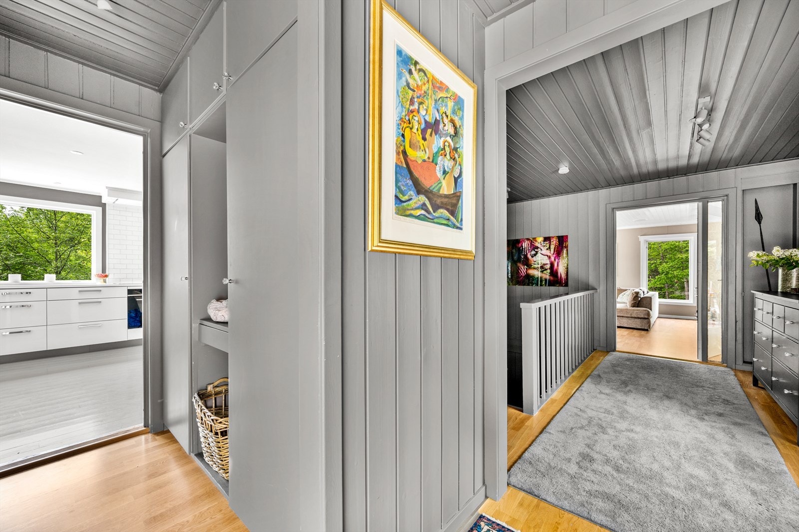 Her entré og romslig gang med WC og trapp ned til underetasje. Galleribilde