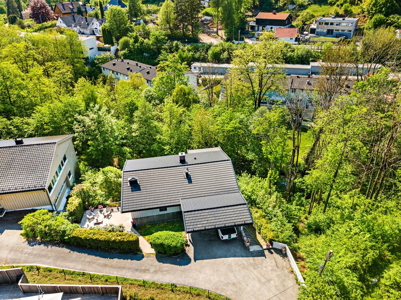 Eneboligen er bygget med tre etasjer etter terrenget. Nytt tak med ny papp, sløyfer, lekter, sten og beslag. Galleribilde