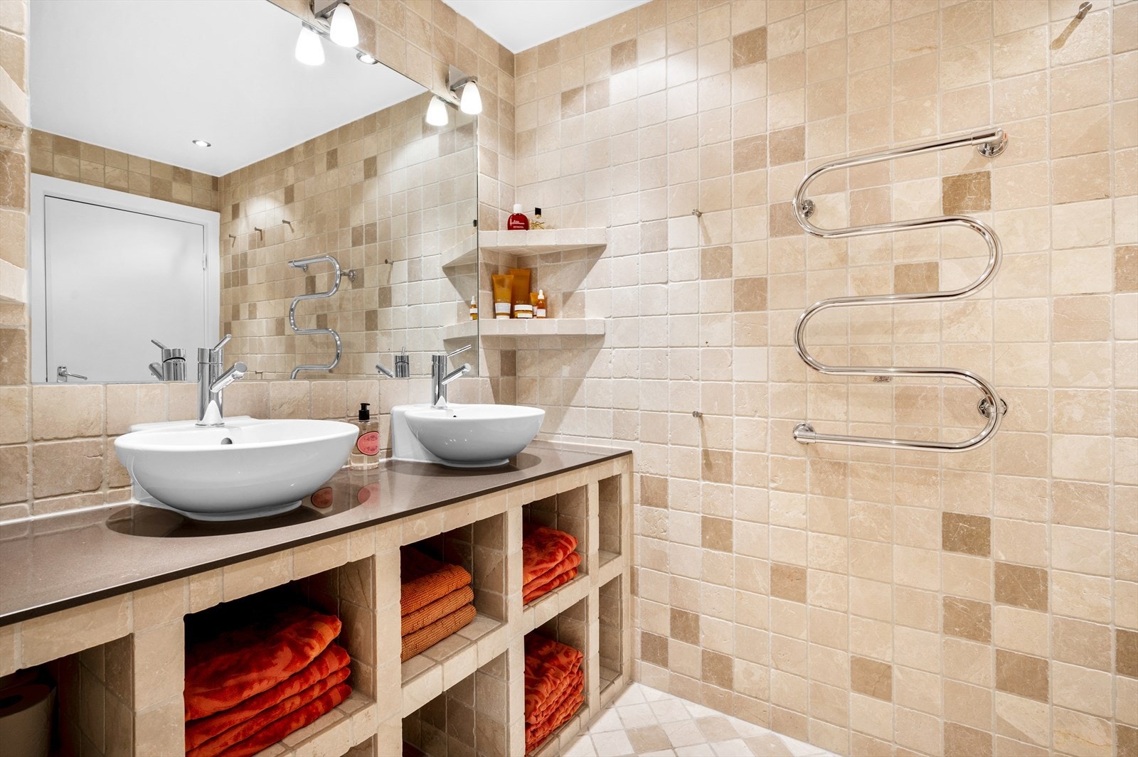 Bad pusset opp i 2006. Plassbygd innredning med to stk servantboller - Godt med oppbevaringsplass. Galleribilde