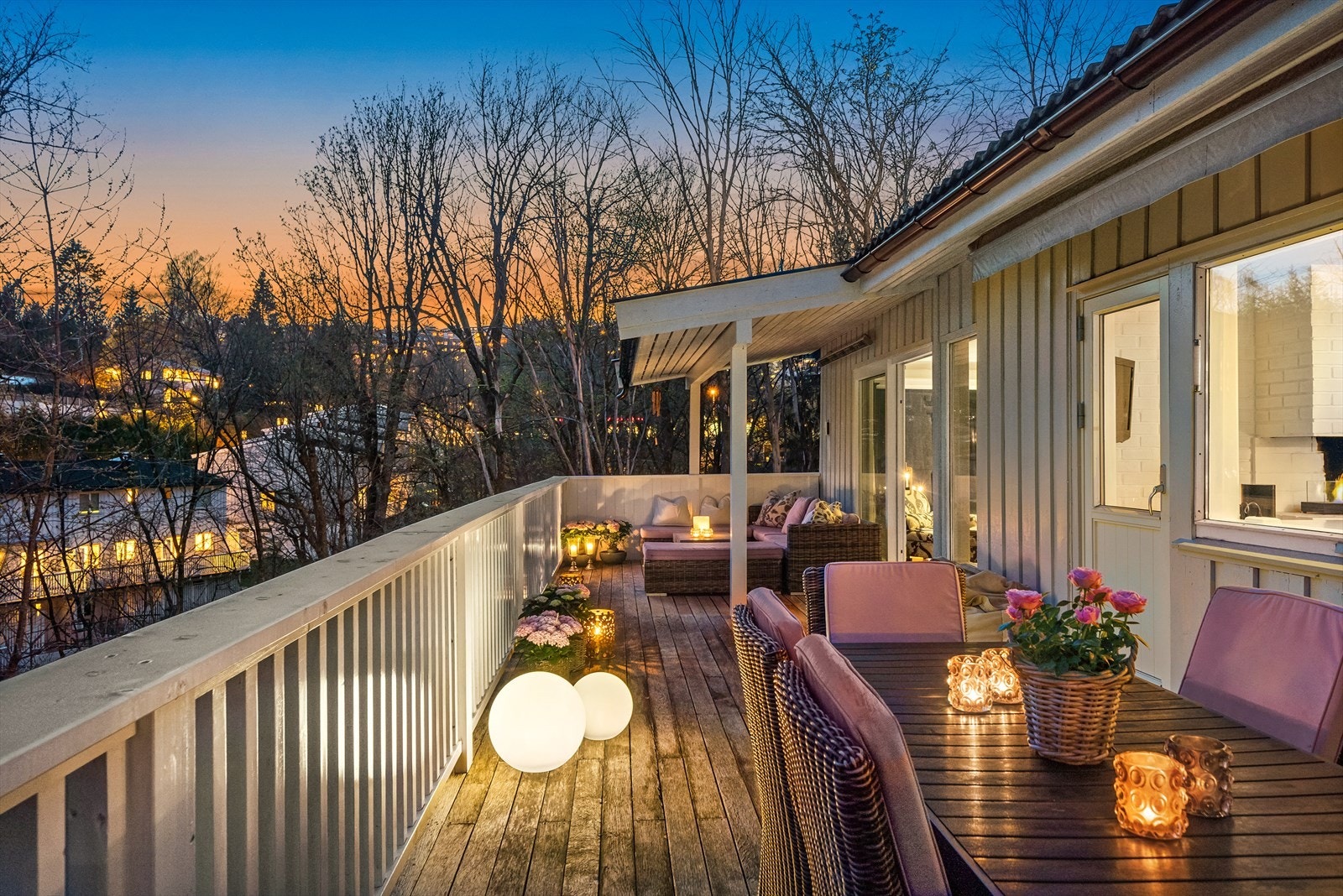 Nyt kveldene på terrassen med direkte utgang fra både kjøkken og stue. Galleribilde