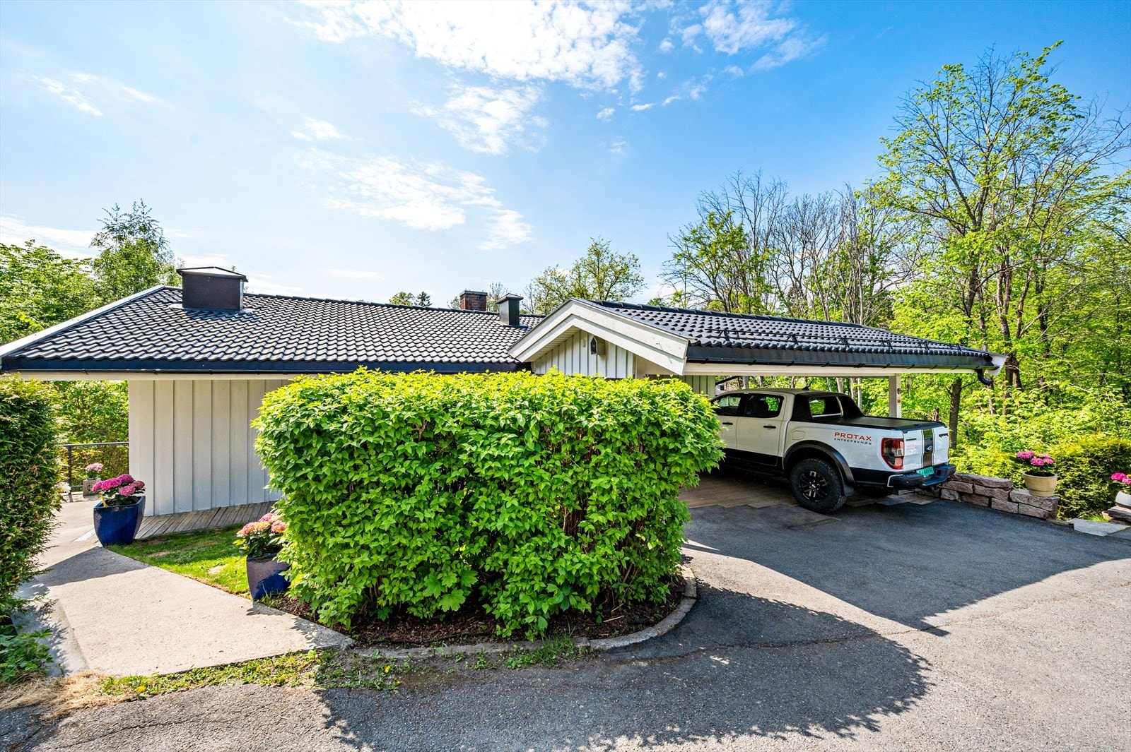 Meget hyggelig og opparbeidet inngang til eiendommen med plen, gangsti og beplantning. Galleribilde