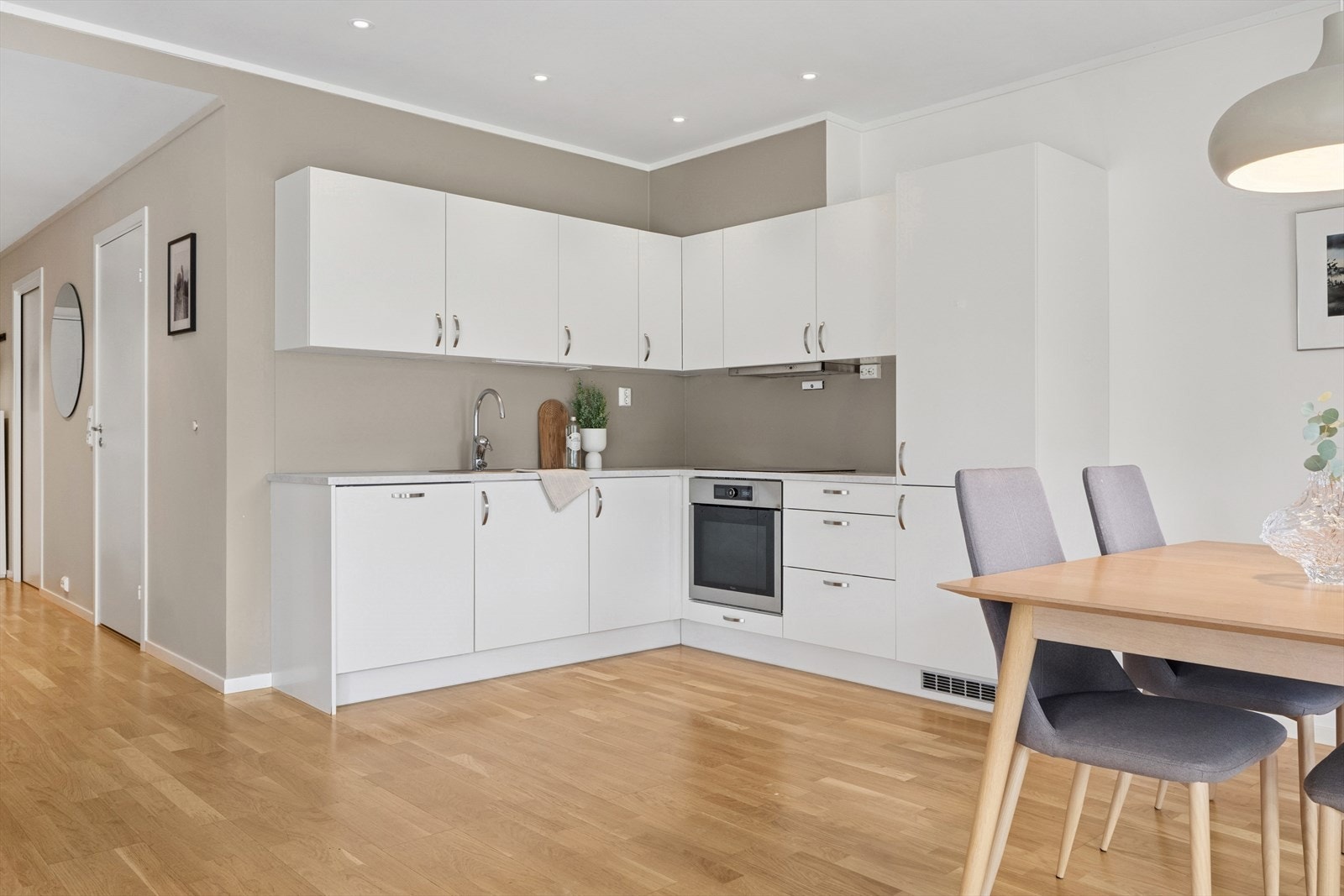 Her er det god benkplass og mye lagringsplass i overskap og skuffer. Kjøkken har fått TG1 vurdering av takstmann. Galleribilde