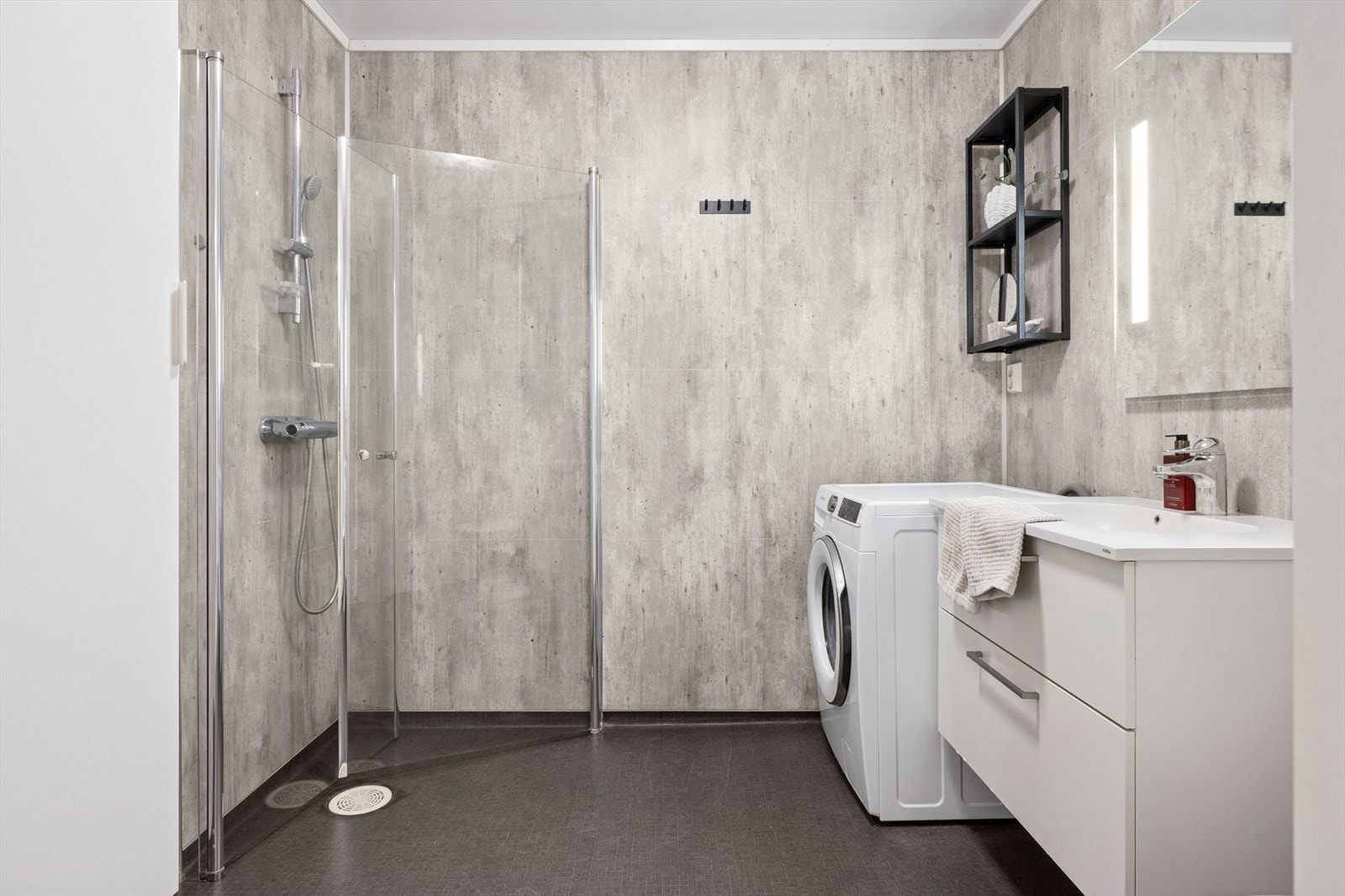 Baderommet har elektriske varmekabler og balansert ventilasjon. Galleribilde