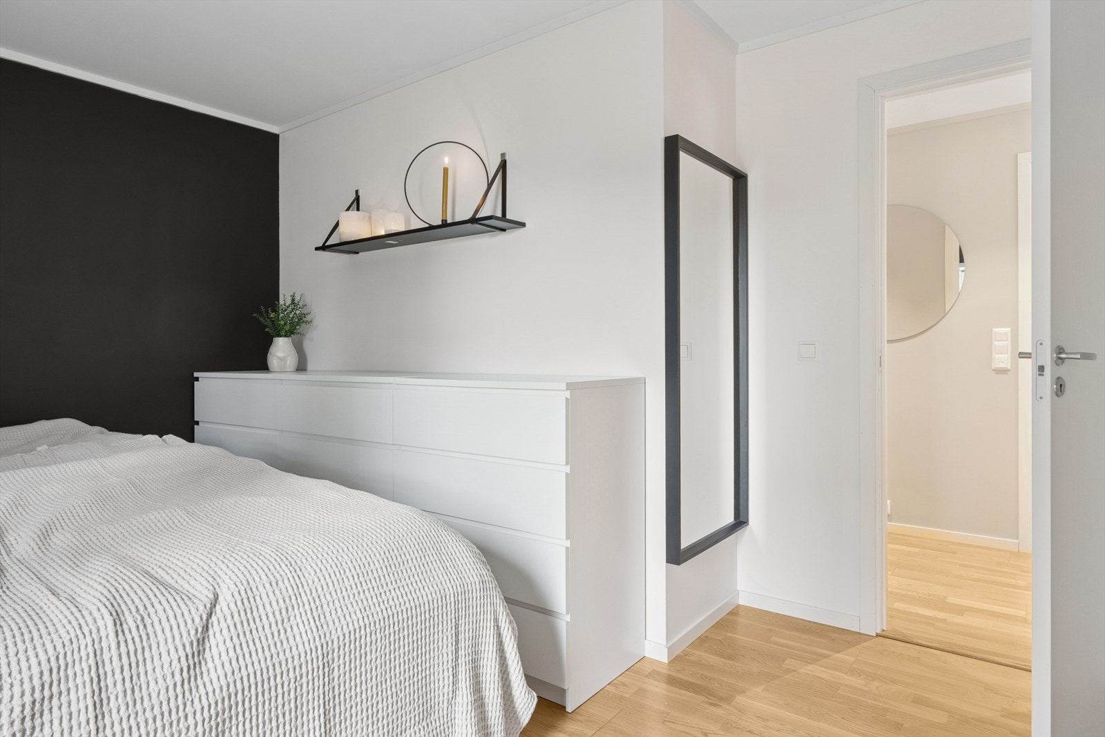 Her er det god plass dobbeltseng, garderobeløsning og nattbord. Galleribilde