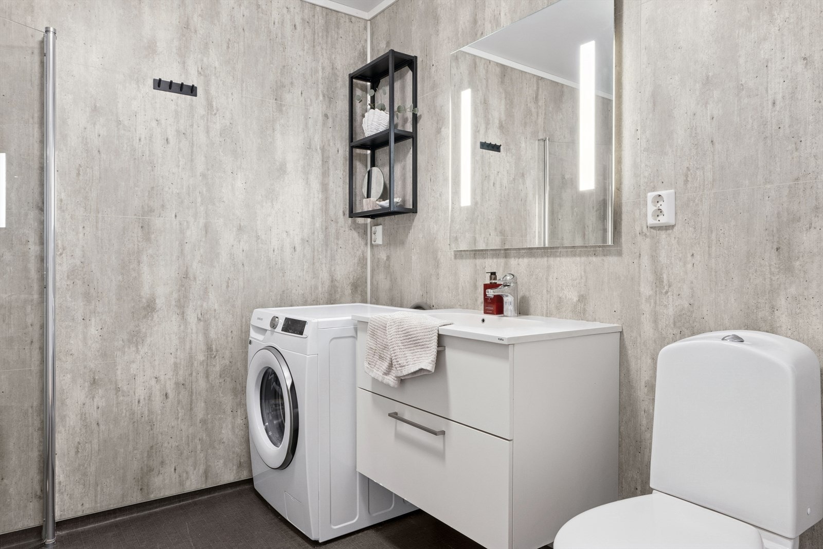 Baderommet har innredning med nedfelt servant,toalett, bereder og opplegg for vaskemaskin. Galleribilde