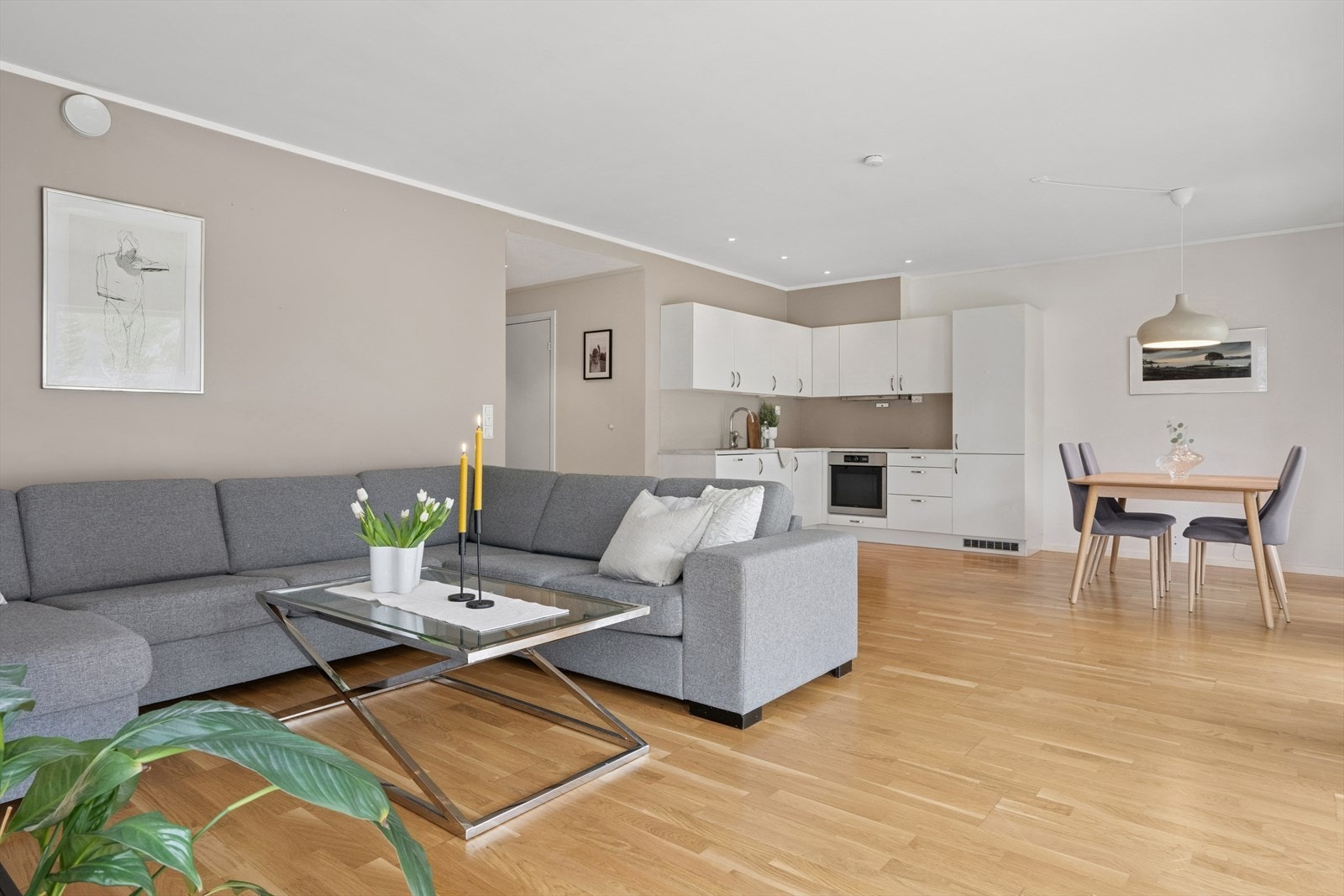 Den åpne stue/kjøkkenløsningen gir rom for flere møbleringsmuligheter. Galleribilde