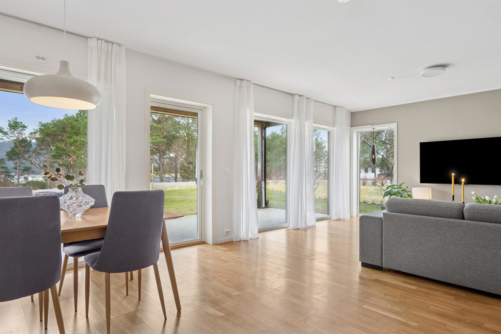 I stuen er det flere store vinduer som gir godt og naturlig innlys. Galleribilde