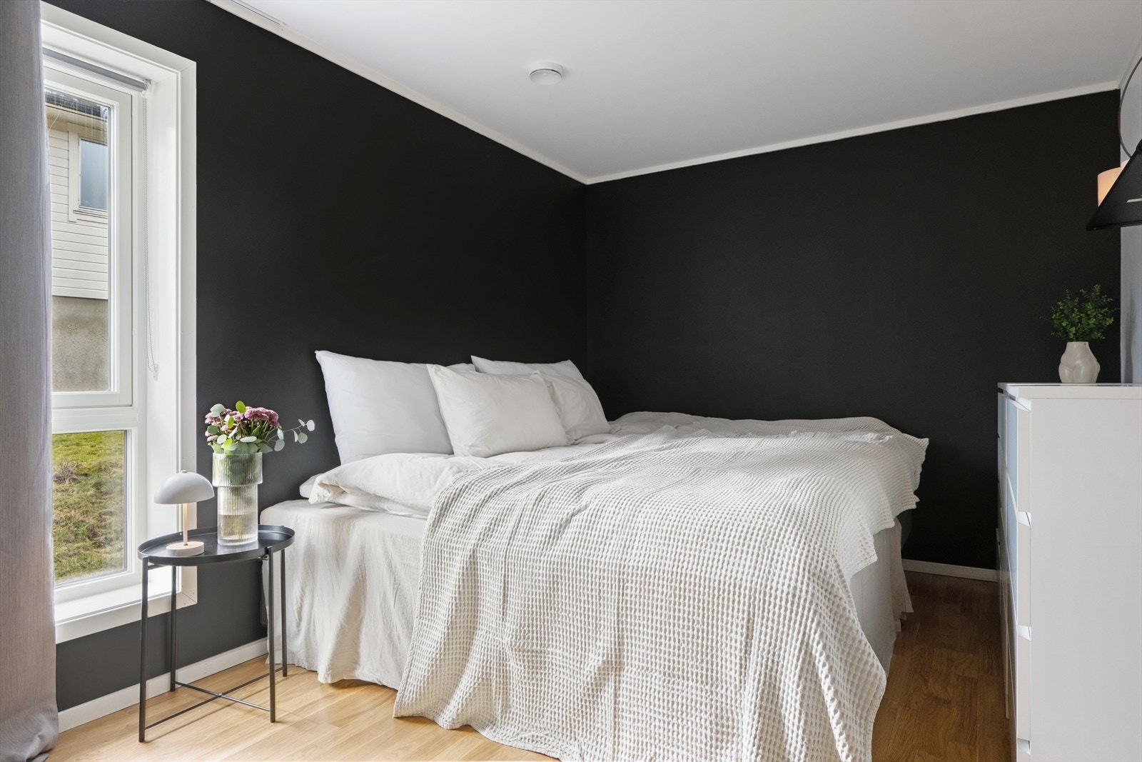 Leilighetens største soverom er av meget god størrelse. Galleribilde