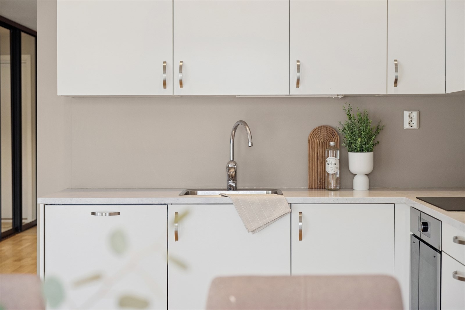 Kjøkkenet har innredning med glatte fronter, benkeplaten av laminat. Det er kjøl/fryseskap,oppvaskmaskin,komfyr og platetopp. Galleribilde