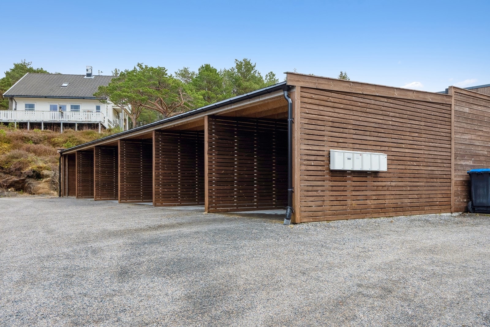 Hver seksjon eier parkeringsplass i 1 stk carport med bod. Galleribilde