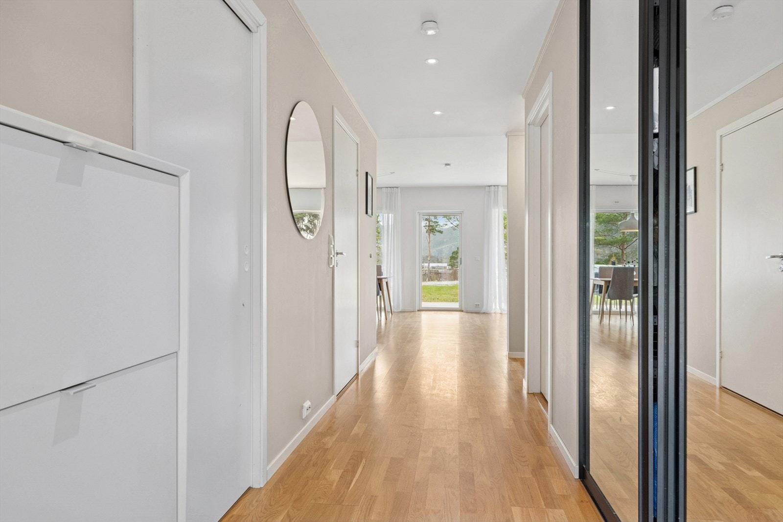 Entrè har downlights i tak. Galleribilde