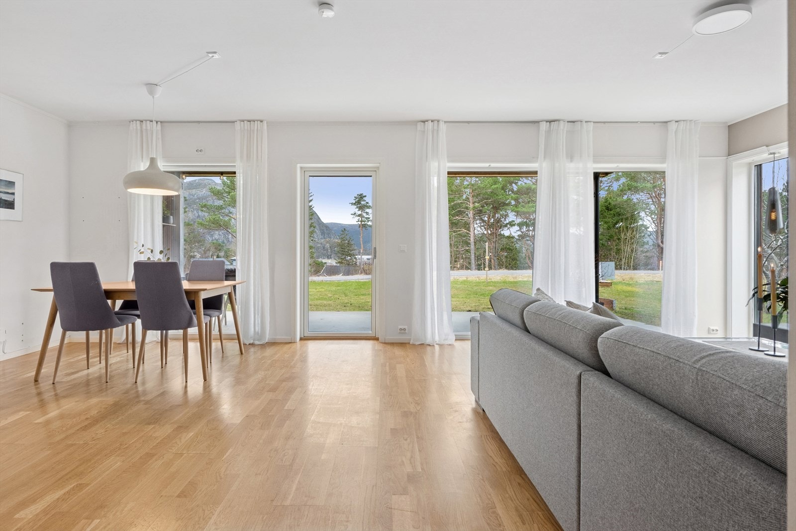 En romslig og lys stue/spisestue med direkte utgang til terrassen. Galleribilde