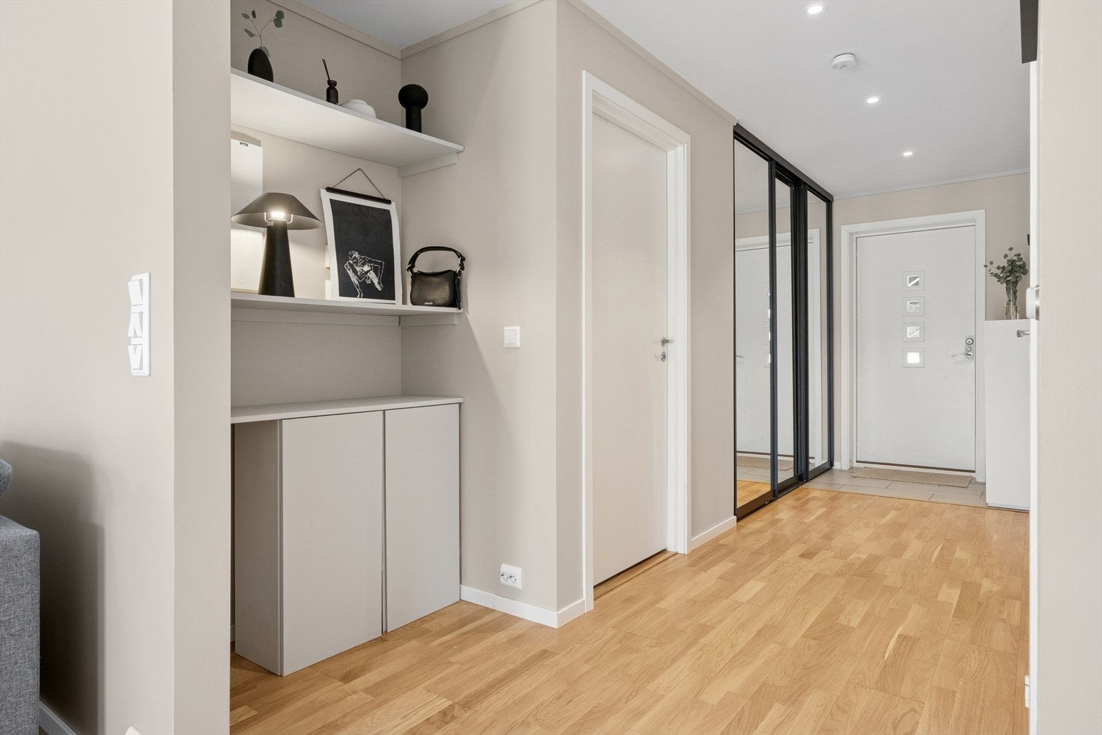 Det er tatt moderne og tidsriktige fargevalg. Det er tatt gjentakende farge- og materialvalg som gir leiligheten et gjennomført uttrykk. Galleribilde