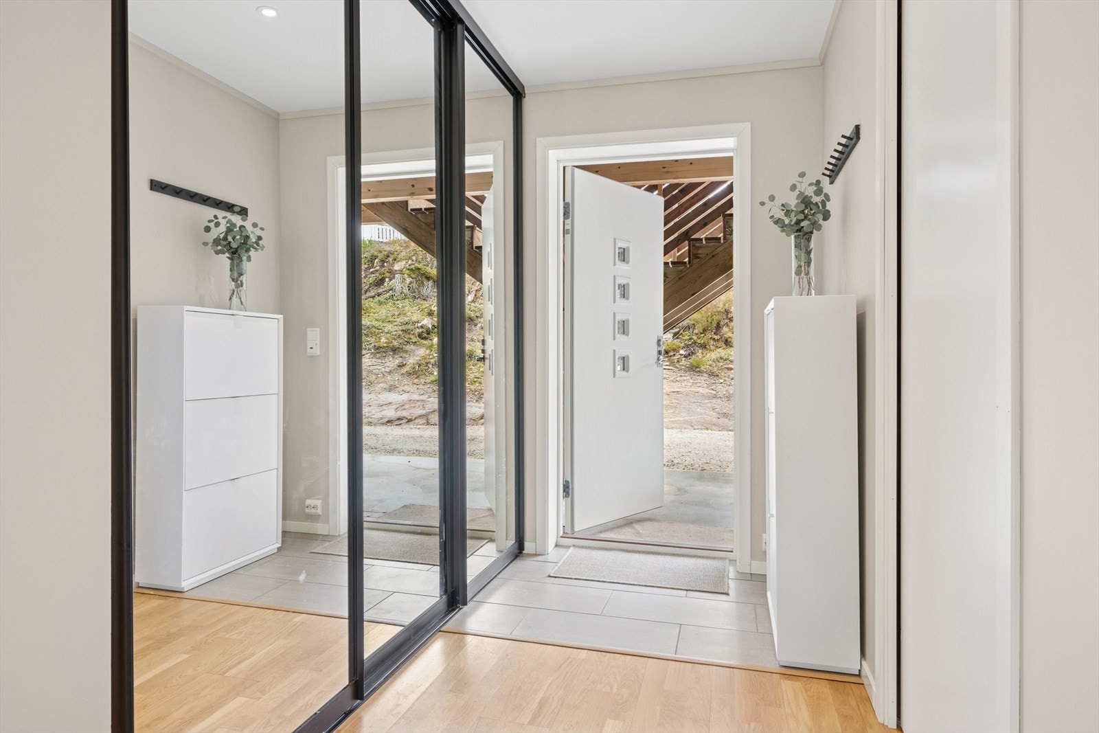 Lys og innbydende entrè med god plass til garderobe og annen oppbevaring. Galleribilde