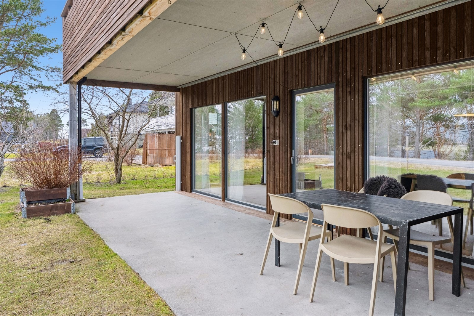 Romslig sør-vest vendt terrasse med god plass til både sittegrupper, bord og grill. Galleribilde