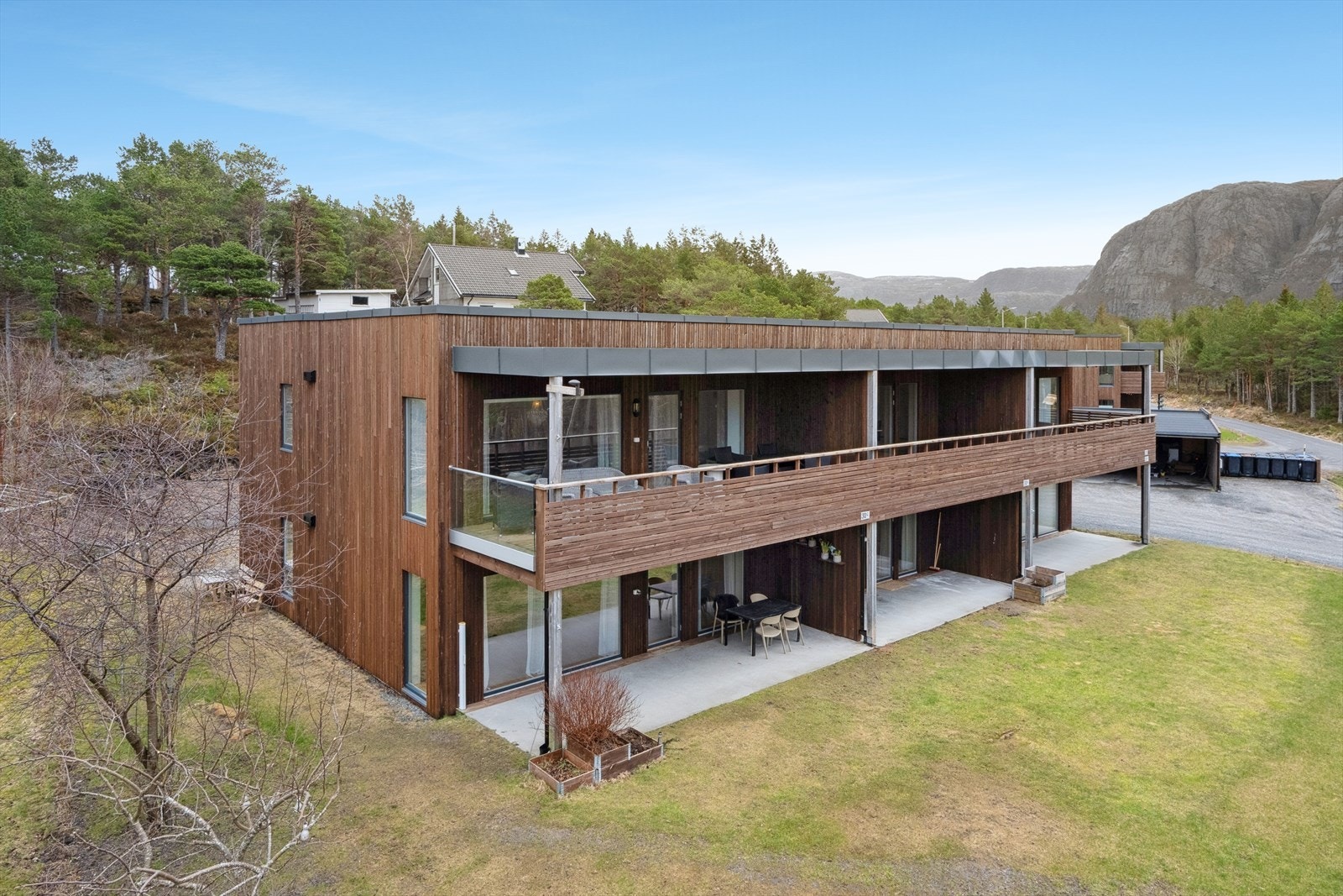 Velkommen til Øvre Rebuodden 31C! En lys og praktisk 3-roms leilighet i naturskjønt område. Galleribilde