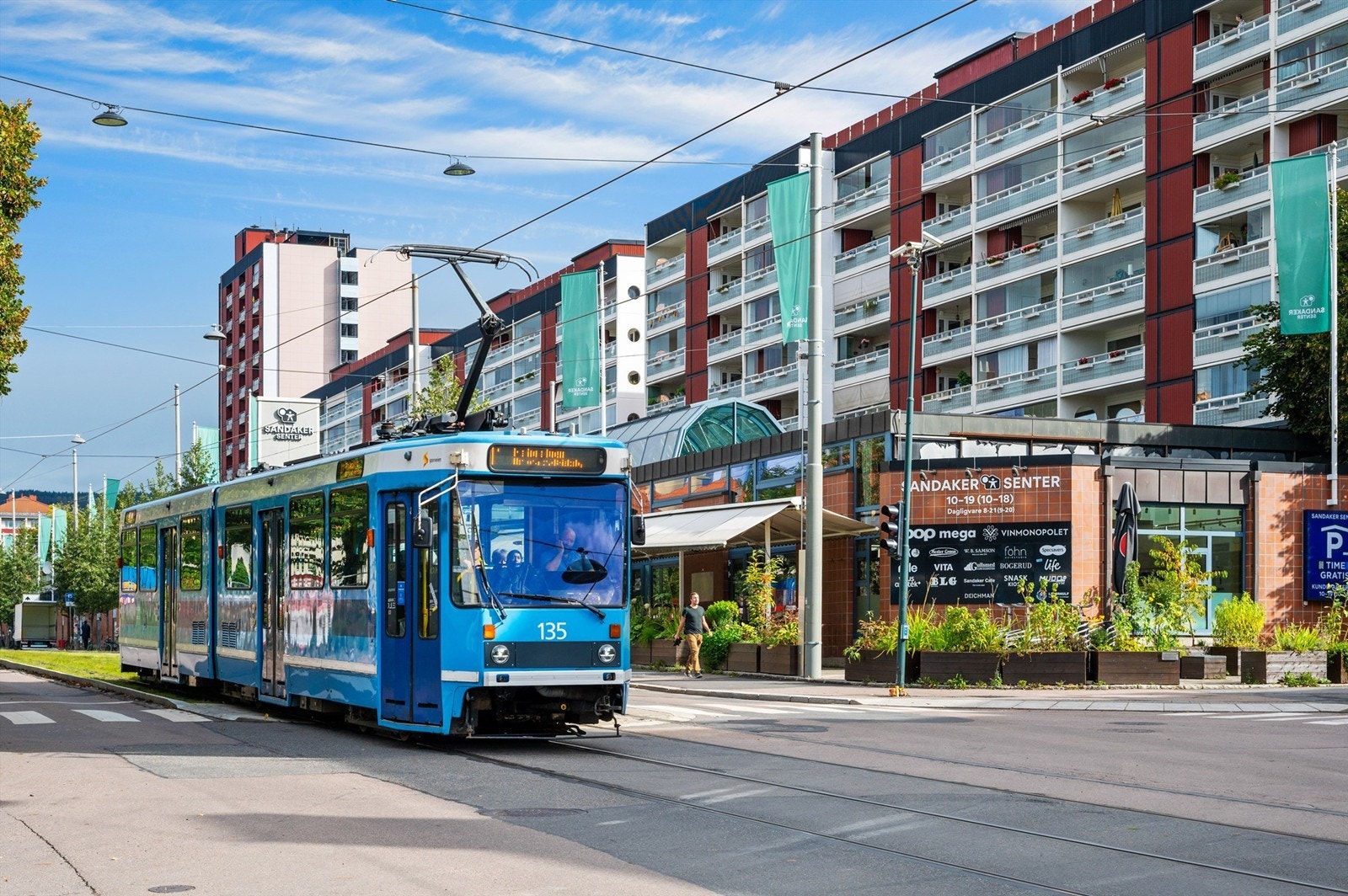 Sandaker senter en liten spasertur fra leiligheten med bl.a. Vinmonopol, bokhandel, Apotek, Samson bakeri og Coop Mega matforretning. Galleribilde