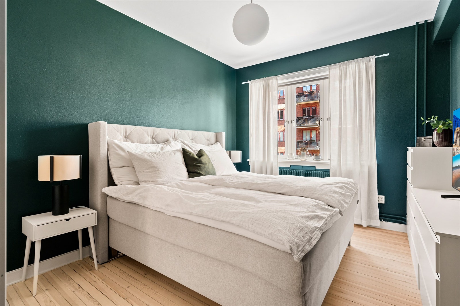 Leiligheten har et svært romslig soverom med god plass til dobbeltseng med tilhørende nattbord og rikelig med oppbevaringsplass i skyvedørsgarderobe. Galleribilde