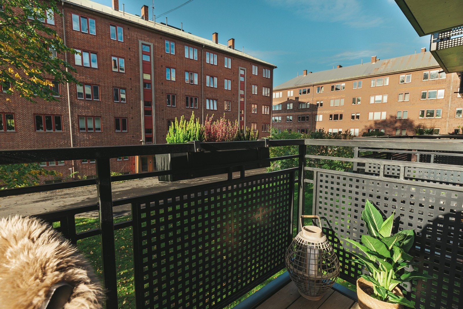 På sommertid er balkongen naturligvis en fin forlengelse av stuen. Galleribilde