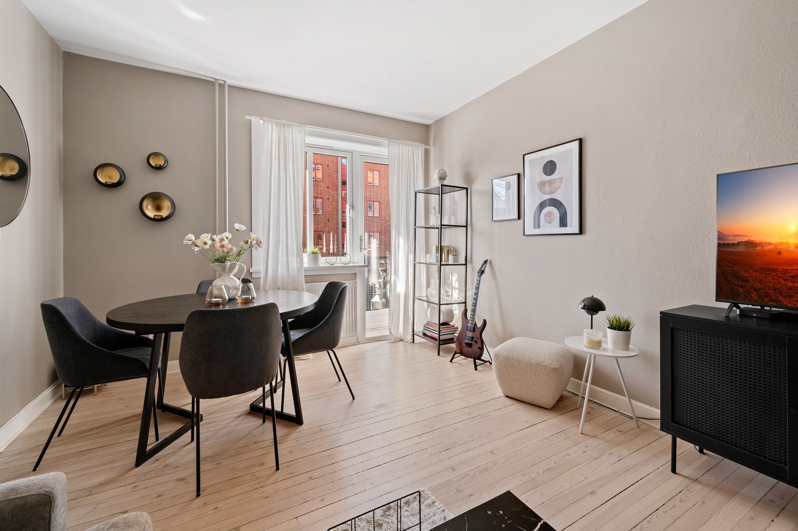 Innbydende stue av god størrelse og kan følgelig enkelt innredes etter eget behov og personlig stil. Det er rikelig av plass til stuemøblement som sofa med tilhørende salongbord, tv-seksjon og spisebord. Galleribilde