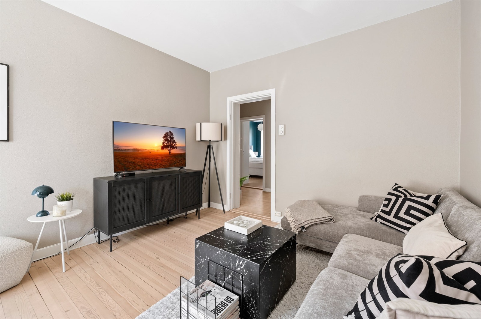 Rommet er lysmalt i behagelige nyanser som harmonerer fint med det lekre originale tregulvet. Galleribilde