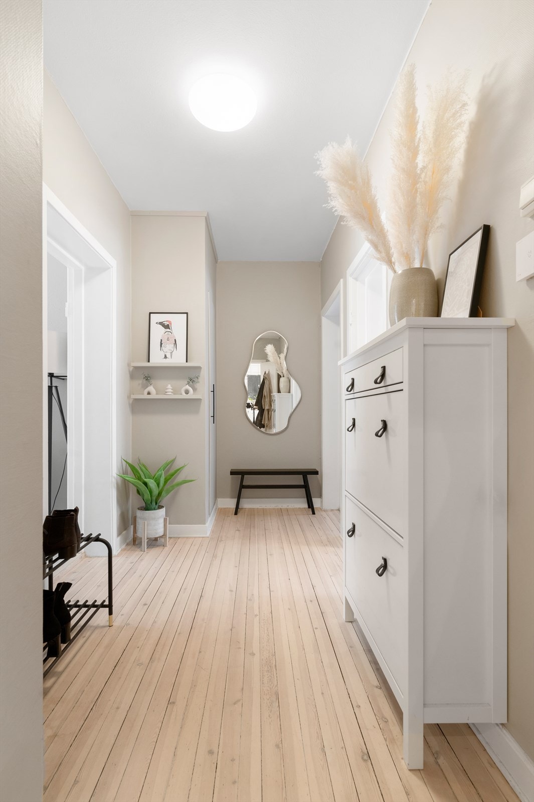 Velkommen inn! Innbydende entré som er med på å gi et godt førsteinntrykk av leiligheten. Galleribilde