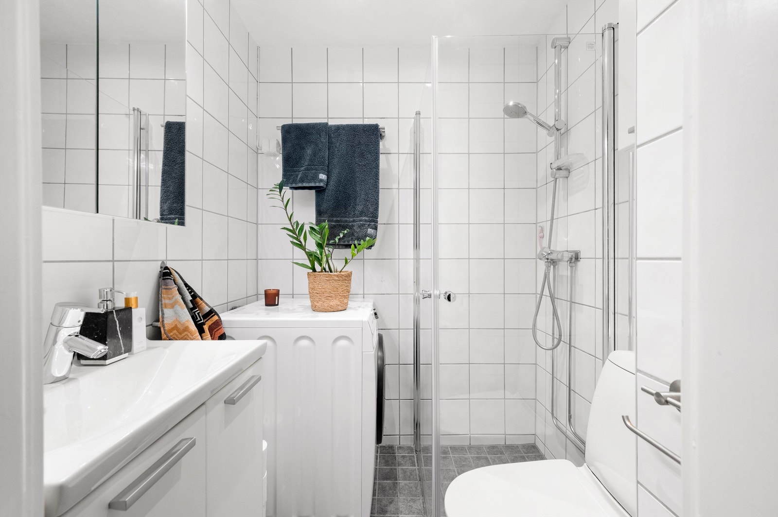 Pent, flislagt baderom med downlights i himling og varme i gulvet for en lun og behagelig start på dagen. Galleribilde