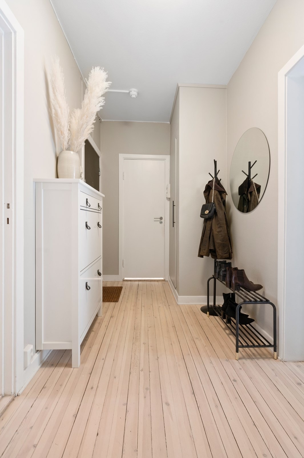 I entréen er det god plass til oppbevaring av sko og yttertøy i to romslige garderobeskap. Galleribilde