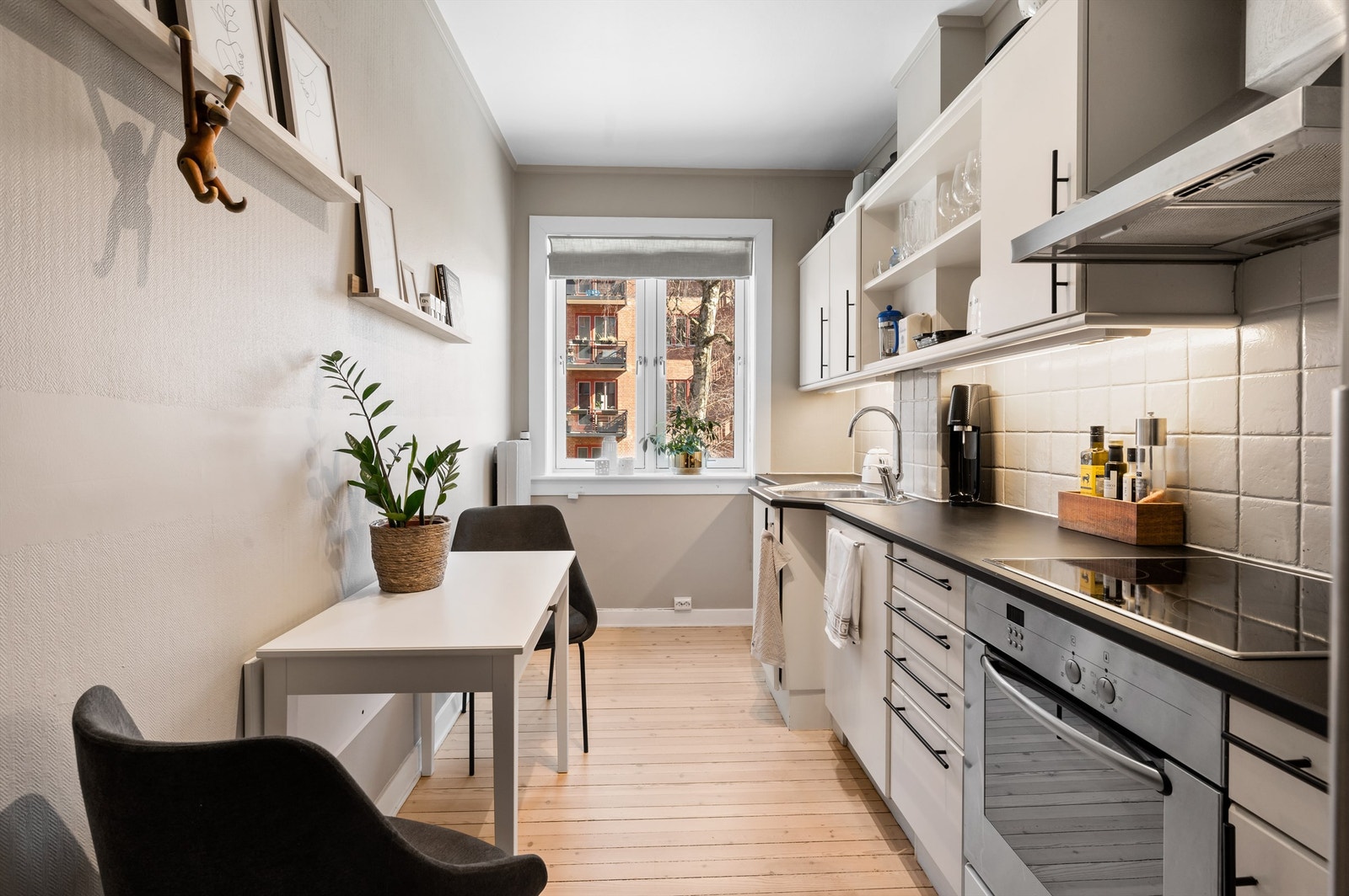 Romslig og separat kjøkken med godt med skap- og benkeplass. Galleribilde