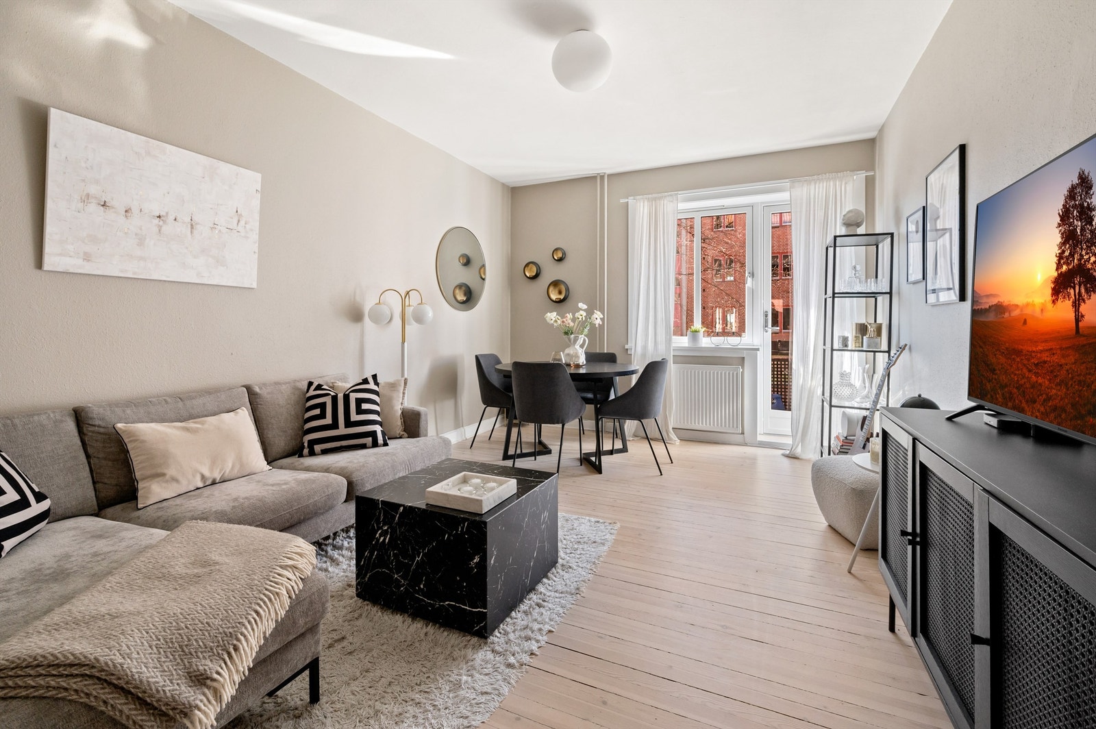 Lys og delikat 2-roms leilighet med gjennomgående planløsning, god takhøyde, lekre originale tregulv og store vindusflater som slipper inn rikelig med lys og luft. Galleribilde