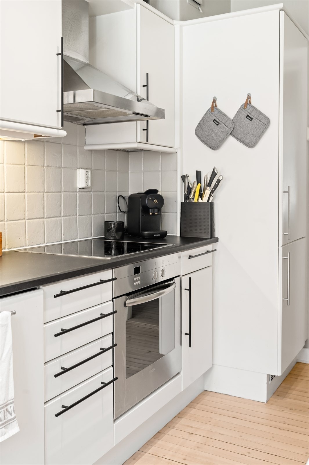 Hvitevarene består av integrert kjøleskap, stekeovn, platetopp og oppvaskmaskin. Ventilator med kullfilter plassert over kokeplass. Galleribilde