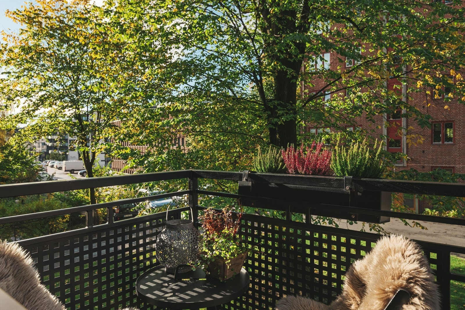 Selger opplyser om fine solforhold fra ca. kl 12:30-18:30 med utgangspunkt i sommertid. Galleribilde