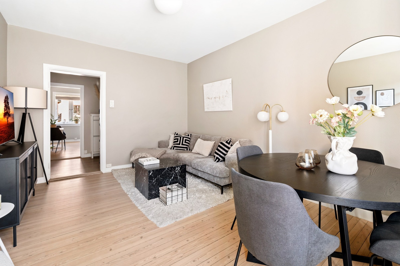 Et sosialt og hyggelig rom som innbyr til hyggelig samvær med venner og familie! Galleribilde