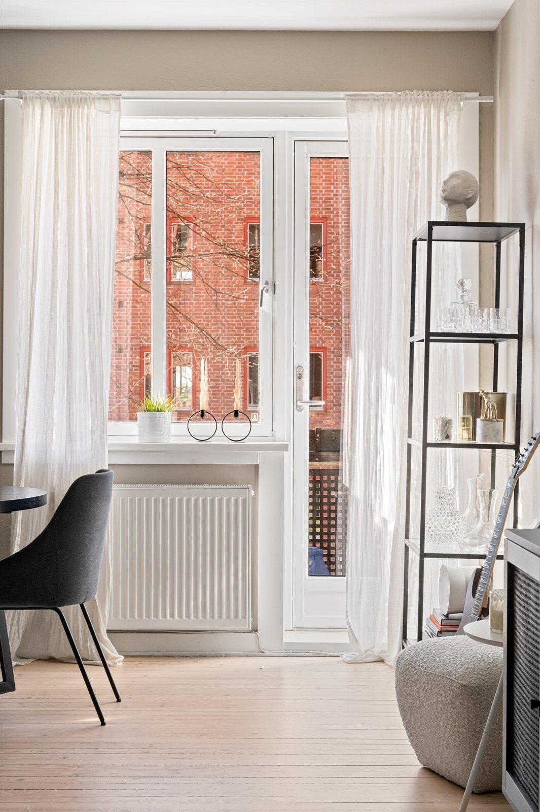 Fra stuen er det utgang til en herlig sydvestvendt balkong på ca. 3 kvm som vender mot en rolig og grønn bakgård. Galleribilde